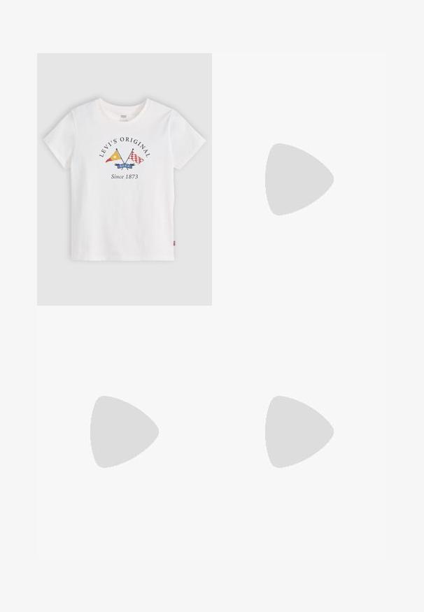 Wit Levi's T-shirt met korte mouwen, gekruiste gele en rode vlaggen en tekst "Levi's Original Since 1873" voor midden.; Lichtblauwe spijkerbroek met een rechte snit, vijf zakken en een standaard knoopsluiting. Heeft oranje stiksels en een licht vervaagde textuur.; Witte leren sneakers met rode strepen en accenten. Voorzien van een getextureerde gumrubberen outsole en een gevoerde kraag. Draag ze met lichtblauwe denim.; Zwarte leren riem met een gladde textuur, ovaal zilveren metalen gespsluiting en meerdere verstelgaten langs de band. Platte, minimalistische uitstraling.