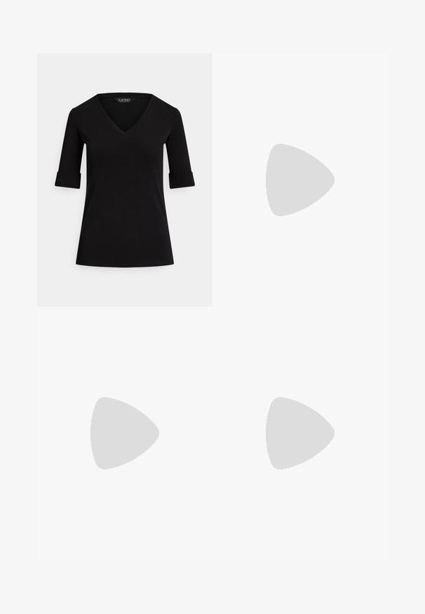 Zwart V-hals T-shirt met driekwartmouwen, voorzien van opgerolde manchetten en een gladde stoftextuur. Het label draagt de tekst "LAUREN".; Blauwe denim jeans met rechte pijpen, vijf zakken, knoopsluiting en subtiele vervaging op dijen en knieën, plat op een witte achtergrond gelegd.; Witte sneaker met een glad leren bovenzijde, suède accenten en platte veters. Voorzien van een geëxtraheerde rubberen zool en een minimalistisch ontwerp.; Donkerblauwe grote tote tas met verstelbare schouderriem en klein goudkleurig paardenlogo onderaan in het midden.