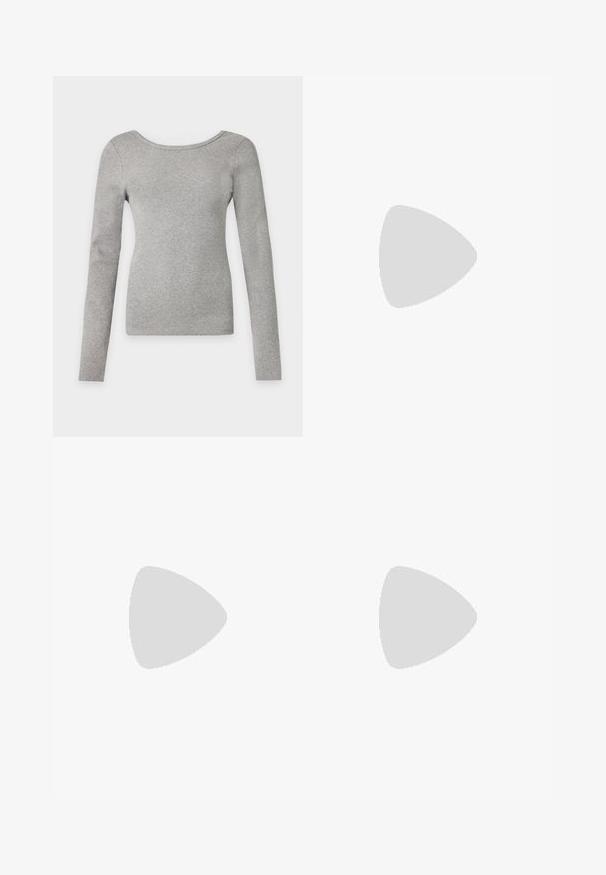 Jersey de punto acanalado con cuello redondo y mangas largas en gris claro, con una silueta ajustada y hombros sin costuras.; Jeans de mezclilla azul claro con un diseño de pierna recta, costuras visibles, cierre de botón y estilo de cinco bolsillos.; Zapato slingback de cuero negro con puntera puntiaguda, tacón pequeño y adorno de hebilla con cristales de strass. Textura lisa, diseño minimalista.; Bolso tote de cuero negro con forma estructurada, asas dobles y logotipo metálico "EMPORIO ARMANI MILANO", acentuado con tachuelas.