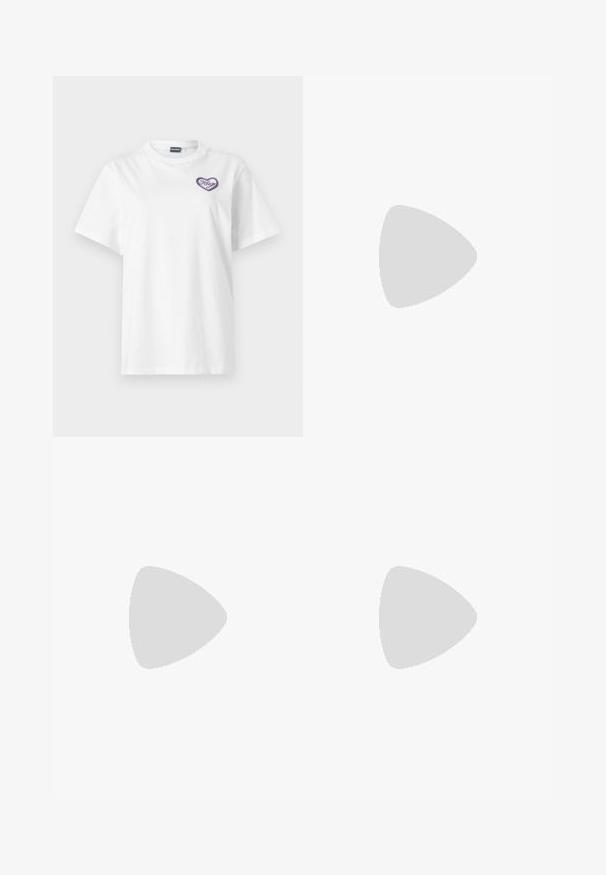 Hvid kortærmet t-shirt med en lille lilla hjerteformet lap på venstre bryst med teksten "Hugo."; Bredde sorte bukser lavet af glat stof. Har folder foran og en enkelt talje med bæltesløjfer. Ingen synlige lommer.; Sorte læder loafers med en hævet søm, guld accentlogo og tekstureret rem. Har en tykk, holdbar gummisål.; Sort nylonrygsæk med to frontlommer med spænde, en øverste klap med en sølvspænde og et lille rødt hjerteemblem på en ensfarvet baggrund.