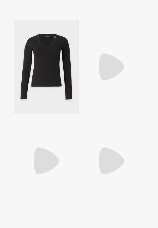 Schwarzer langärmeliger Rippstrickpullover mit V-Ausschnitt und figurbetonter Silhouette, dargestellt vor einem einfachen hellen Hintergrund.; Schwarze Jeans mit geradem Bein, Vordertaschen, Gürtelschlaufen und Knopfverschluss, vor weißem Hintergrund gezeigt.; Tägliche Schnürstiefeletten aus patentlederen Material in Tan mit braunen Akzenten, runder Zehenpartie, sechs Metallösen, braunen Schnürsenkeln und strukturierten Gummisohlen.; Kleine schwarze glänzende Handtasche mit zwei langen Griffen und seitlichen Kordelzug-Details vor einfachem hellem Hintergrund.