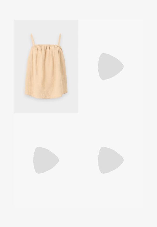 Haut beige clair sans manches avec fines bretelles froncées et tissu ample texturé.; Jeans bootcut en denim bleu avec cinq poches et une fermeture à bouton, présentant des zones décolorées sur les cuisses et les genoux.; Sandale plate noire avec semelle fine matelassée et deux fines brides sur les orteils et le milieu du pied, présentée de profil sur fond blanc.; Sac d'épaule en tissu doux à motif à carreaux rouges et blancs, poignée nouée et forme triangulaire sur un fond uni.