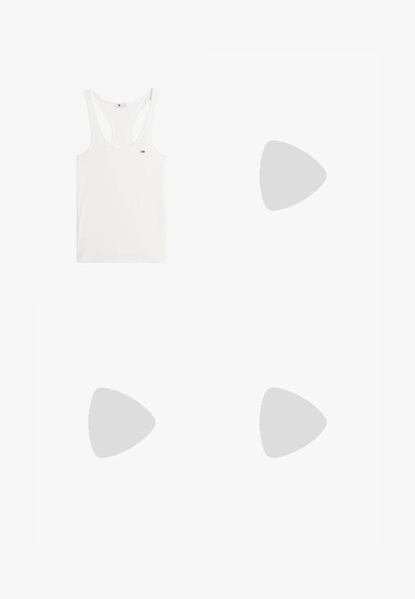 Hvid ribbet tanktop med en bred racerback-design, der har et lille logo i rød, hvid og blå på venstre bryst.; Grå denimskørt med høj talje, fem sølvknapper, lodrette syninger og rå kant. Har en tætsiddende silhuet og en blød tekstur.; Rød lakeret læderloafer med en lav, sort chunky sål, der har et tekstureret grip-mønster og et dekorativt bånd over vamps.; Rød perforeret håndtaske med en buet form, der har en sølv kædeaccent og en matchende skulderrem. Logo vist på fronten.