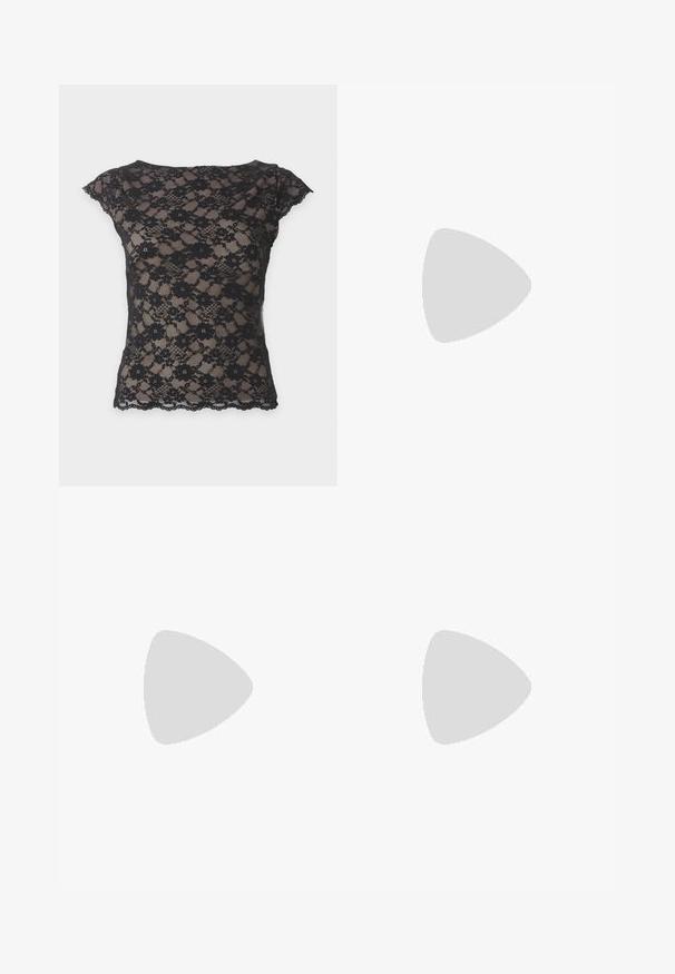Haut court en dentelle noire avec motif floral et bords festonnés, tissu transparent laissant apparaître une doublure beige en dessous.; Jupe courte à motif pied-de-poule, avec un schéma de couleurs beige et noir, design ajusté et passants pour ceinture à la taille.; Talons aiguilles en cuir verni noir avec un bout pointu, un détail en nœud à l'avant et un petit talon stiletto. Les brides sont équipées de boucles ajustables.; Petit sac à main noir brillant avec deux longues anses et des détails à cordon sur les côtés sur un fond clair uni.