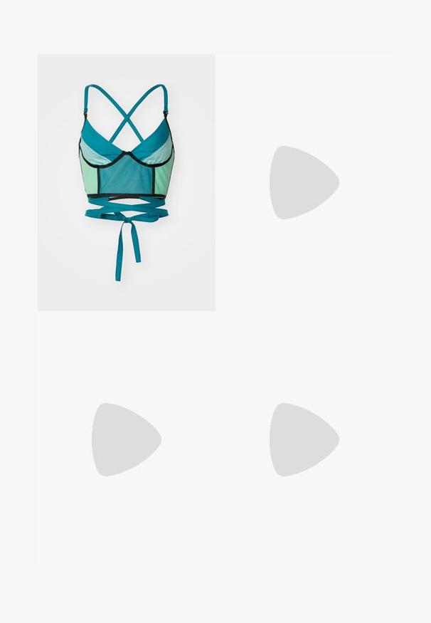 Teal en mint sportbeha met kruisbandjes aan de achterkant, mesh-details en zwarte afwerking. Voorzien van een striksluiting bij de taille.; Licht paarse shorts van zacht materiaal met een elastische tailleband en een relaxte pasvorm, met een eenvoudige, onversierde uitstraling.; Beige suèdesandaal met blokhak, enkelbandje en decoratieve kralenversiering aan de voorkant en op het T-bandje.; Geel synthetisch handtasje met een kettingriem en hardware in goudkleur. Heeft een gladde textuur, verstelbare riem en een merklogo op de voorkant.
