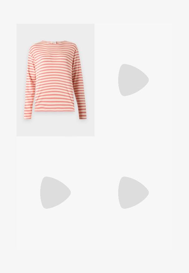 T-shirt manches longues à col rond avec des rayures horizontales roses et blanches, présenté sur un fond uni.; Pantalons noirs ajustés en tissu lisse, avec une coupe droite, des passants de ceinture et des poches latérales. Aucune motif ou matériel visible.; Ballerines en cuir noir avec un bout rond, texture lisse, détails de couture minimalistes et design de semelle flexible.; Sac à main tressé marron avec une poignée arrondie, fabriqué en matériau texturé. Dispose d'une fermeture éclair et d'un petit logo en accent.