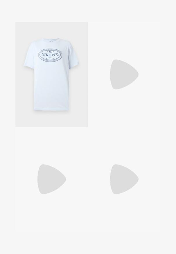 Wit T-shirt met korte mouwen en een marineblauw ovaal logo met de tekst "Nike 1972 Beaverton, OR" en "Ontwikkeld volgens de exacte specificaties van kampioensatleten."; Denim shorts in een lichtblauwe wastint, high-waisted met een knoopsluiting, vijf zakken en omgeslagen zoom. Gladde textuur, klassiek ontwerp.; Zwarte leren enkelboot met een spitse neus, een slanke silhoeet en een chunky vierkante hak. Gladde textuur met minimale stikdetails.; Kleine lichtblauwe denim schoudertas met geschulpte zijkanten en een enkele schouderband, afgesloten met een klep aan de bovenkant in het midden.