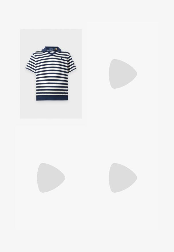 Navyblauw-witte polo met korte mouwen en horizontale strepen, met een kraag en een klein geborduurd logo op de linkerborst.; Blauwe denim shorts met knoop aan de voorkant, riemlussen, vijf zakken en een ruwe, rafelige zoom.; Bruine leren bootschoen met witte zool, veter gestrikt bovenaan en metalen veterogen langs de zijkanten en voorste stiksels.; Leren riem in rijk bruin met een gladde textuur. Voorzien van een gouden metalen gesp en een geperst logo detail. Meerdere maatgaten aanwezig.