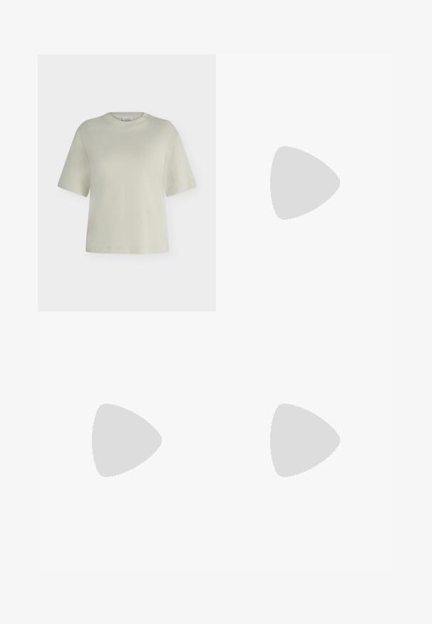 Lysegrå T-shirt med korte ærmer og rund hals med løs pasform, vist på en hvid baggrund.; Brune og grønne mønstrede bukser med bladdesign, slim fit, med en glat tekstur og ingen synlige lukninger eller lommer.; Sort laklæder mule med åben tå, lav kittenhæl og bred rem over tæerne, vist i sideprofil mod en ensfarvet baggrund.; Bordeaux læder håndtaske med samlet design, guldhardware detaljer og en aftagelig rem; har et logo på forsiden.