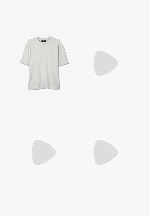 Camiseta de manga corta y cuello redondo color gris claro con un logo sutil "PEGADOR" en el pecho izquierdo y etiqueta negra en el interior del cuello.; Pantalones de lino azul marino con un corte relajado, cinturilla elástica y piernas ajustadas. Presentan una textura suave y detalles de costura mínimos.; Zapato de cordones para hombre de ante marrón con suela gruesa de goma roja y costuras al estilo mocasín, mostrado de perfil lateral.; Un par de gafas de sol aviador metálicas plateadas con lentes verde oscuro, que cuentan con brazos delgados con acentos de carey y una forma redonda.