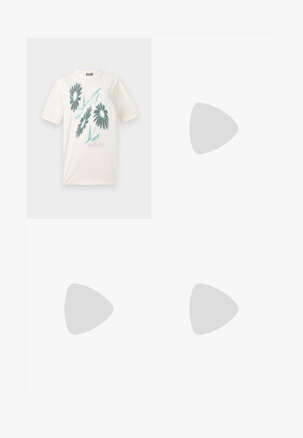 Λευκό κοντομάνικο t-shirt με μαύρο και τιρκουάζ λουλουδάτο σχέδιο και ροζ κείμενο «Santa Cruz» στο κάτω δεξί μέρος.; Γκρι σορτς από acid wash τζιν με ψηλή μέση, μπροστινό κουμπί, φερμουάρ, θηλιές για ζώνη και δύο μπροστινές τσέπες πάνω σε λευκό φόντο.; Λευκό sneaker χαμηλού ύψους με κυματιστές άκρες, δέσιμο με κορδόνια και επίπεδη σόλα από καουτσούκ, σε απλό λευκό φόντο.; Μικρή μαύρη τσάντα ώμου από δίχτυ σε σχήμα ημισελήνου με ρυθμιζόμενο λεπτό λουράκι, σε απλό φωτεινό φόντο.