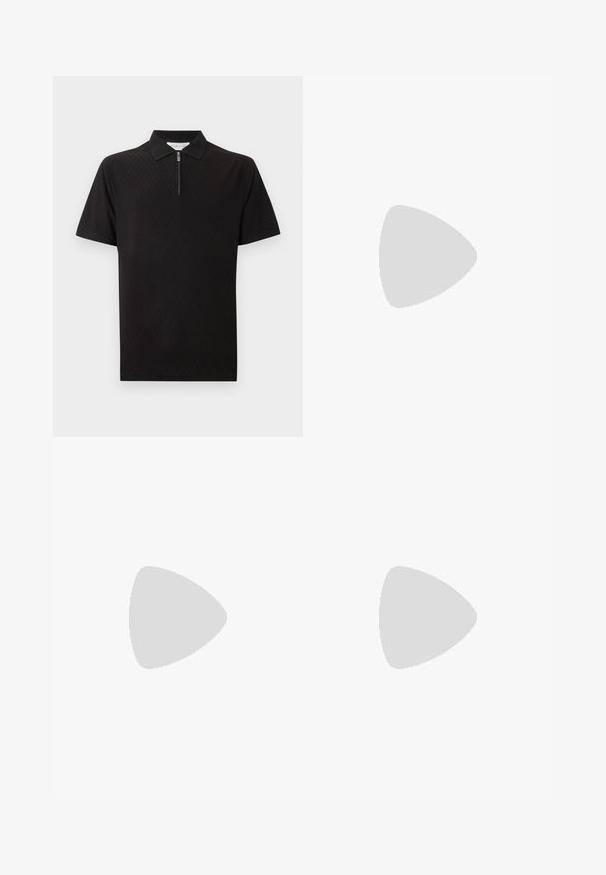 Čierne polo s krátkym rukávom s jemným diamantovým vzorom a predným zipsom pod golierom na jednofarebnom pozadí.; Čierne kosteľované nohavice s hladkou textúrou, so strihaním rovného strihu, prednými záhybmi a plochým pásom. Žiadne viditeľné vrecká.; Čierna kožená obuv bez šnúrok s prešívanými detailmi, zvýšeným golierom a plochou gumovou podrážkou, umiestnená nad mäkkým béžovým povrchom.; Čierna kožená toaletná taška s obdĺžnikovým tvarom, textúrovaným povrchom, uzavretím na zips a bočnou rukoväťou s logom.