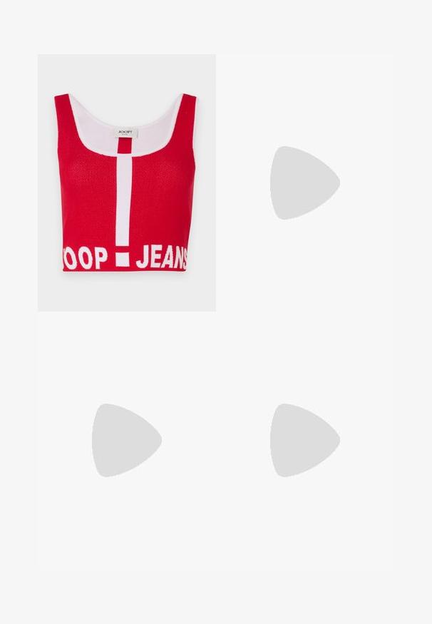 Rød strikket crop top med en hvid accentueret rund halsudskæring, med fed "JOOP! JEANS" tekst nederst og lodrette striber.; Slanke jeans i mørk grå denim, med høj talje, frontlommer og unikke slidser ved anklerne for et moderne design.; Sort læder Calvin Klein slip-on mule med blokhæl, der hviler på trætøj udendørs nær en grøn plante og en grå væg.; Sorte solbriller med et strømlinet, vinklet design, mørke linser og et kontrasterende sølvlogo på siden. Glat plastoverflade.