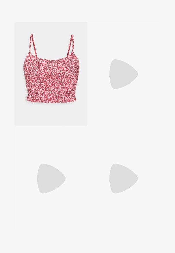 Rode bloemen crop top met dunne bandjes. De stof heeft een wit bloemenpatroon en gerimpelde textuur langs de zijkanten voor een aansluitende look.; Zwarte denim shorts met hoge taille, voorste knoopsluiting, riemlussen en twee voorzakken tegen een effen witte achtergrond.; Witte leren sandalen met verstelbare gespsluitingen, gelaagde zwarte plateauzool en oranje stiksel langs de rand.; Roze transparante zonnebril met ovale lenzen, donkerrode tint en slanke pootjes, met een gladde afwerking en subtiele details op het frame.