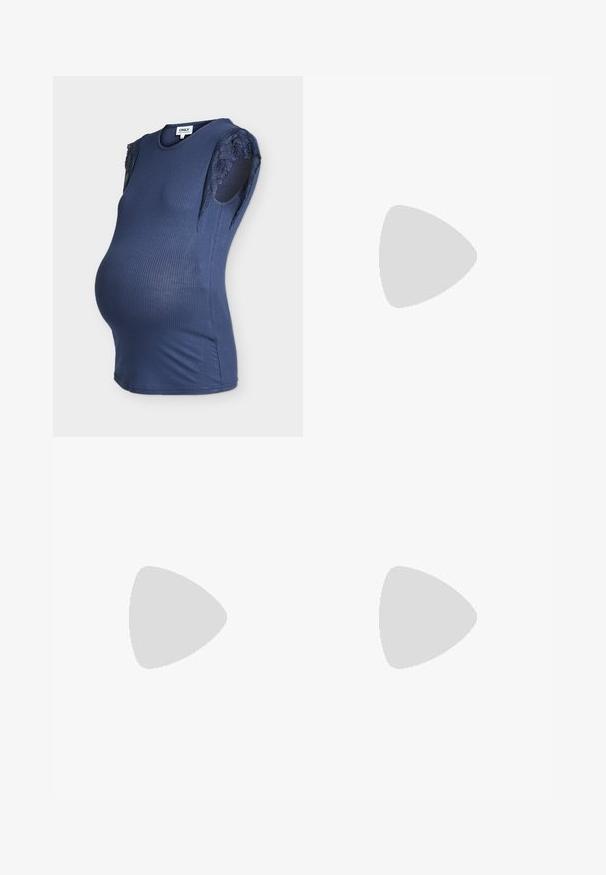 Top de maternité côtelé bleu marine avec manches courtes en dentelle et col rond, présenté sur un mannequin.; Pantalons de maternité noirs à côtes avec une large ceinture élastique et une coupe large et décontractée. Le tissu est lisse avec une texture subtile.; Sandale noire avec une large sangle avant et une fine sangle de cheville réglable. Dotée d'un petit talon carré et d'une finition en cuir lisse.; Sac à main noir et argent avec une surface texturée affichant un motif en diamant, une anse nouée et une forme structurée.