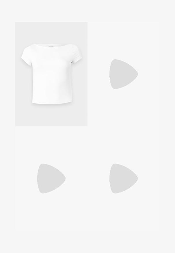 Hvid kortærmet dame croppet top med bådudskæring, glat stof og Hollister mærkat inde i kraven.; Mørkeblå jeans med vide ben og klassisk design med fem lommer, der har knaplukning og diskret falming. Fremstillet af denimstof.; Sorte patenterede lædersædler med spidse tæer, slank høj hæl og dobbelt elastisk rem for sikker pasform. Glat, skinnende overflade.; Mørkebrun læderhåndtaske med afrundede øverste kanter, to lange håndtag og en lille rektangulær logo plade på forsiden.