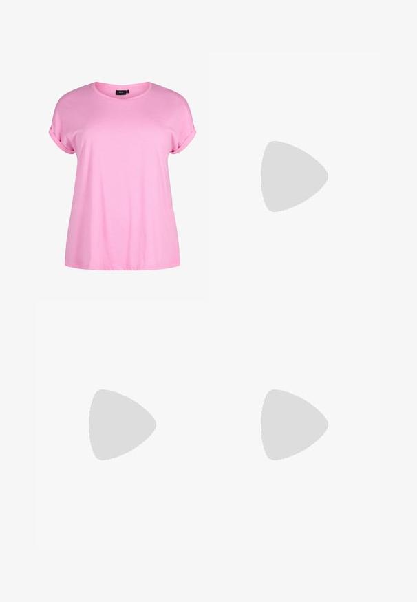 Rosa kortærmet t-shirt i et blødt, let stof. Har en rund halsudskæring og oprullede manchetter, samt en afslappet pasform. Ingen mønstre eller detaljer.; Bordeaux farvet, strækbare bukser med snor i taljen, der har en tætsiddende pasform og smalle ben, præsenteret mod en hvid baggrund.; Sorte patenterede lædersædler med spidse tæer, slank høj hæl og dobbelt elastisk rem for sikker pasform. Glat, skinnende overflade.; Sort læder håndtaske med draperet top, dobbelte skulderremme, sidelommer med lynlås og sølvlås mærket "Marc Jacobs" med en lille nøglecharme.