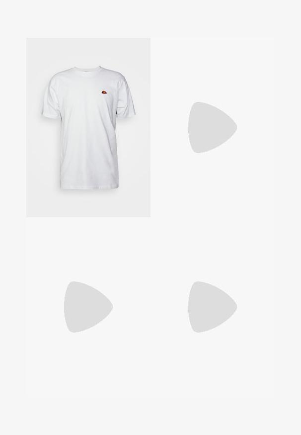 Weißes Baumwoll-T-Shirt mit einem kleinen, gestickten, mehrfarbigen Logo auf der linken Brustseite, klassischem Rundhalsausschnitt und kurzen Ärmeln.; Helle blaue Jeans mit hoher Taille, geraden Beinen und horizontalen Nahtakzenten über den Knien. Mit vorderem Knopfverschluss und Taschen.; Weiße Sportsneaker mit einem glatten Lederobermaterial, Mesh-Akzenten, Schnürverschluss und einer strukturierten Gummisohle. Lacoste-Logo an der Seite.; Schwarze Nylon-Crossbody-Tasche mit glatter Textur, rechteckiger Form, vorderer Reißverschlusstasche und gesticktem Logoakzent.