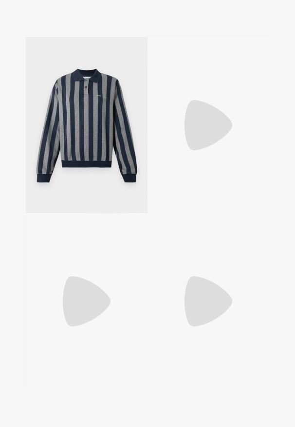 Langärmeliges Poloshirt mit dunkelblauen und grauen vertikalen Streifen, ausgestattet mit Kragen, Knopfleiste sowie geripptem Saum und Bündchen.; Helleblaue, gerade geschnittene Jeans aus Denim. Merkmale ein klassisches Fünf-Taschen-Design und dezente Ausbleichungen entlang der Beine.; Weiße Leder Sneakers mit schwarzen Streifen, Gummigummi-Außensohle, runder Zehenform, Schnürverschluss und weichem grauem Wildleder-Zehenkappe.; Silberfarbene metallische Handtasche mit dreieckiger Form, glatter Textur und einem dünnen, verstellbaren Schultergurt. Sie verfügt über ein umklappbares Design mit Nähten.