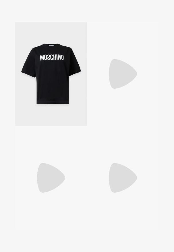 Μαύρο κοντομάνικο T-shirt με λευκό ανάποδο κείμενο "MOSCHINO" εκτυπωμένο στο στήθος με έντονα κεφαλαία γράμματα.; Φανελένιο παντελόνι πιτζάμας σε γαλάζιο και άσπρο καρό, με ελαστική μέση και κορδόνι, παρουσιάζονται σε απλό λευκό φόντο.; Μαύρο λουστρίνι μυτερό φλατ παπούτσι με διπλά ασημένια λουράκια με αγκράφες και πίσω λουράκι που στηρίζει τη φτέρνα σε λευκό φόντο.; Ζευγάρι ασημί μεταλλικά σκουλαρίκια σε σχήμα γωνιώδους γράμματος Μ με στρογγυλεμένους ακροδέκτες σε λευκό φόντο.
