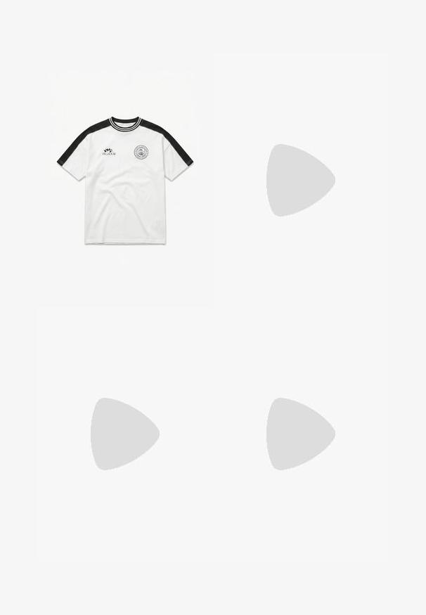 Wit T-shirt met korte mouwen met zwarte schouderstrepen, gestreepte zwarte en witte kraag en zwarte gedrukt logo op de borst.; Lichtblauwe denim jeans met een rechte pijp, vijf zakken en een middelhoge taille. Heeft een vervaagde textuur en een gestikte zoom.; Adidas sneakers met een bruin-wit koeienprint. Voorzien van witte strepen, lichtblauwe veters en een gumzool. Textuur bovenmateriaal.; Gequilted zwarte handtas met een gebogen handvat en ritssluiting. Voorzien van textuurpatronen en een zacht stofmateriaal. Compact en veelzijdig ontwerp.