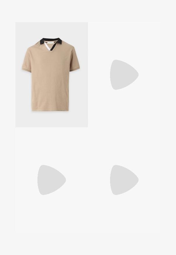 Polo beige à manches courtes avec un col noir et une petite insertion blanche sur l'ouverture en V.; Jean en denim droit bleu avec cinq poches et fermeture à bouton à l'avant sur fond blanc.; Mocassin en cuir verni noir brillant avec un petit talon et une bride sur le dessus, montré de côté sur un fond uni.; Lunettes de soleil rectangulaires noires avec montures épaisses et verres teintés foncés sur fond blanc.