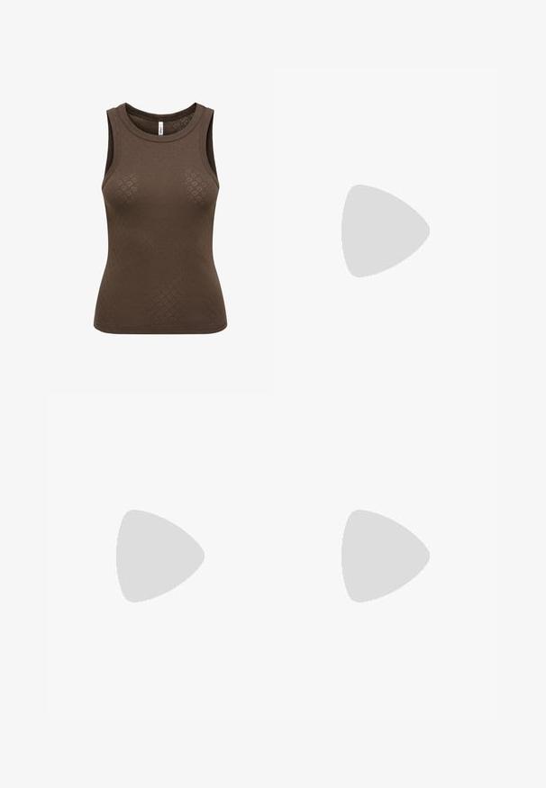 Camiseta sin mangas marrón con sutil patrón de diamantes, escote redondo y silueta ajustada.; Pantalones cortos marrones a medida con un frente plano, pliegues y bolsillos laterales. Fabricados con una tela ligera, ofrecen un ajuste relajado y bordes rematados.; Zapatilla deportiva marrón y beige con logo negro, cordones grises y detalles verdes, suspendida sobre escalones de concreto gris bajo luz natural.; Bolso tejido de cuero marrón oscuro con una forma holgada y un asa grande y curva. Presenta una superficie texturizada y una abertura espaciosa.