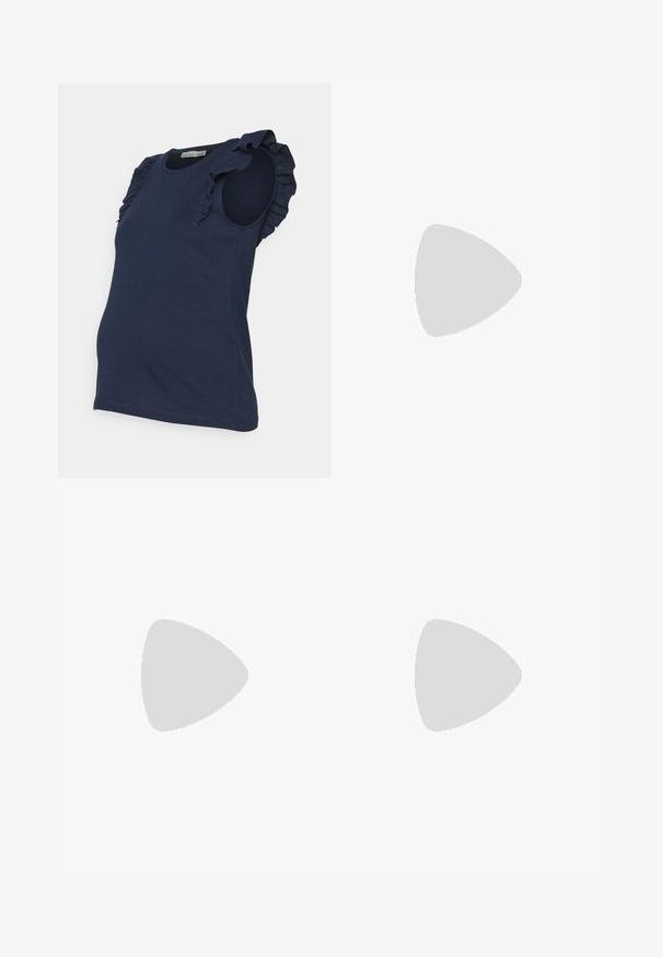 Anna Field MAMA Top - dark blue; MAMALICIOUS Slim fit Mid waist Raw hems - Vaqueros slim fit - grey denim; Botín beige de tobillo hecho de material sintético liso, con una silueta ajustada, tacón grueso texturizado y suela de plataforma.; Anillo de plata pulida con una forma orgánica, que presenta curvas suaves y una banda cónica. Sin patrones ni acentos visibles.