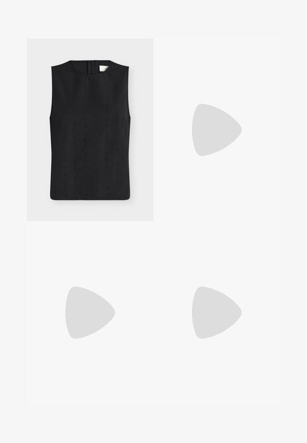 Blouse noire sans manches avec un petit motif ajouré, col rond et boutons dans le dos sur fond blanc.; Jupe noire longueur genou avec taille élastique et tissu froncé créant un ourlet évasé et asymétrique.; Chaussure slingback en cuir noir avec bout pointu, petit talon et boucle ornée de strass. Texture lisse, design minimaliste.; Sac à bandoulière en cuir noir avec un rabat incurvé fermé par un fermoir métallique rond et une sangle fine et ajustable.