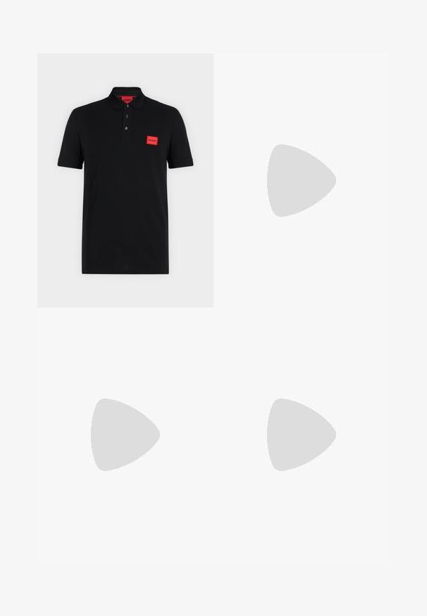 Sort poloshirt med korte ærmer, tre-knaps slids og rødt rektangulært Hugo-logo på venstre bryst og indersiden af kraven.; Skræddersyede sorte bukser med en glat tekstur, struktureret design og frontfolder. Har lige ben og en tætsiddende talje.; Hvide lædersneakers med en glat finish, rund tå, flade snørebånd og et minimalistisk design. Lys grå gummisål med branding på siden.; Sølv metal kædearmbånd med et grønt krokodille charme med røde accenter og en kæde lukning.