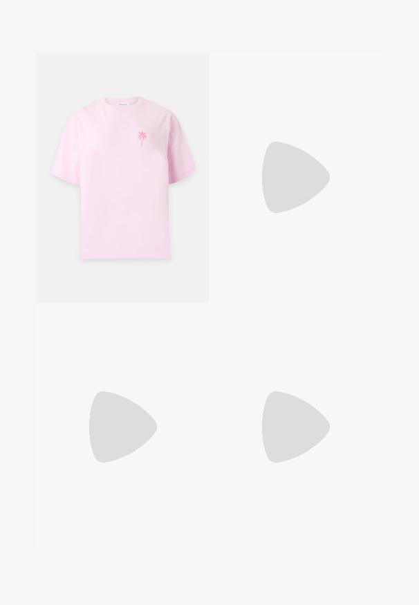 Lichtroze T-shirt met korte mouwen en een kleine rode palmboomgrafiek op de linkerborst en een ronde halslijn.; Lichtblauwe spijkerbroek met een losse pasvorm, voorzien van grijze katoenen boorden aan de onderkant en standaard zakken. Klassiek vijfzakend ontwerp.; Roze-gouden slidersandalen met twee verstelbare metalen gespen, kurken voetbed en witte rubberen zool. Gladde metalen afwerking, open teen ontwerp.; Roze transparante zonnebril met ovale lenzen, donkerrode tint en slanke pootjes, met een gladde afwerking en subtiele details op het frame.