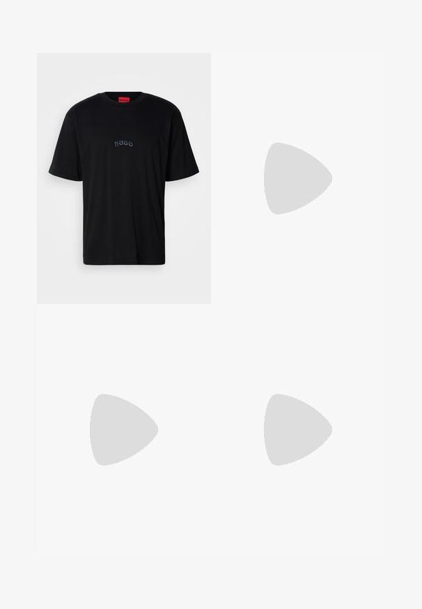 Sort kortærmet T-shirt med "HUGO" broderet i små, stiliserede bogstaver på brystet og en rød etiket indeni kraven.; Sorte badebukser med snøre i taljen, featuring blå piping langs sømmene og et logo på venstre lår. Letvægtsstof.; Sort lædersneaker med hvid sål, har perforeringer, snørebåndsdesign, logo på siden og kontrasterende hældetalje i hvid og brun.; Sort stofet bæltetaske med en lynlåslomme foran, stort hovedrum og hvid "BOSS" logo på forsiden. Glat tekstur, struktureret form.