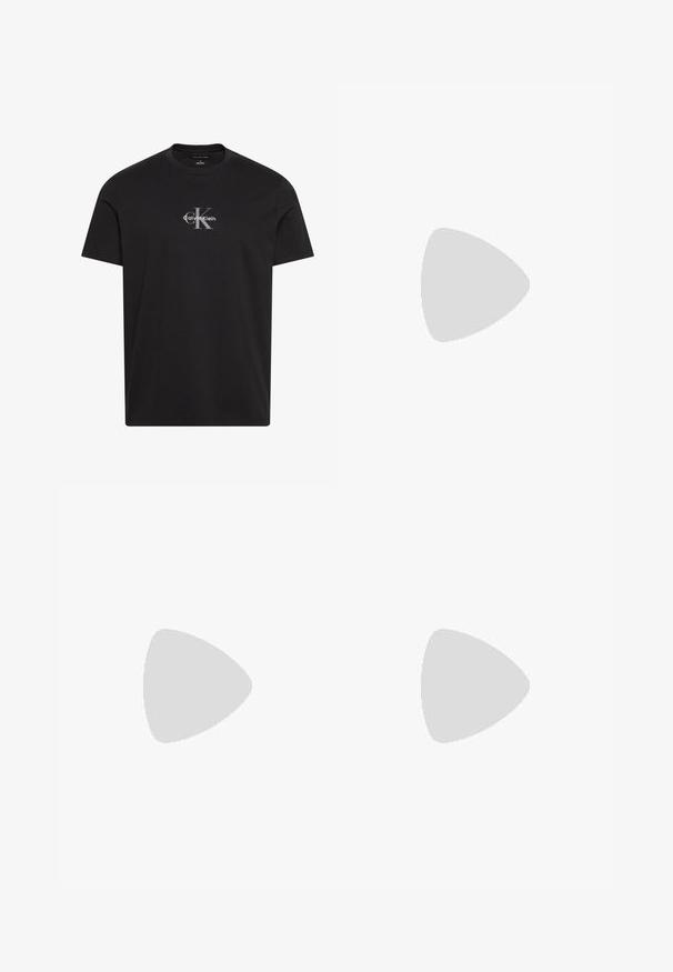 Čierne tričko s krátkym rukávom a okrúhlym výstrihom, so stredovým sivým logom "cK" a bielym textom "Calvin Klein" na hrudi.; Modré rifle slim fit, päť vreciek, zapínanie na gombíky a jemné blednutie na stehnách a kolenách.; Čierna kožená neformálna teniska so šnúrkami, vznášajúca sa nad béžovým kobercom, na pozadí s okrúhlym jantárovým skleneným stolíkom.; Čierna kožená ľadvinka Calvin Klein s dvoma vreckami na zips a nastaviteľným popruhom s kovovou prackou.