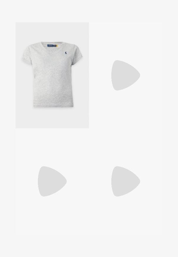 Svetlosivé bavlnené tričko s krátkym rukávom, výstrihom do V a malým tmavomodrým logom Polo Ralph Lauren na ľavej strane hrudníka.; Svetlomodré rovné rifle s miernym vyblednutím, dizajn s piatimi vreckami a viditeľnou značkou Polo na páse.; Hnedý kožený mokasín s hadím vzorom, nízkym podpätkom a zaoblenou štvorcovou špičkou, zobrazený z vnútornej strany na bielom pozadí.; Čierna semišová kabelka v tvare polmesiaca s jedným remienkom a zlatou obdĺžnikovou prackou s malým vyrazeným logom v strede.