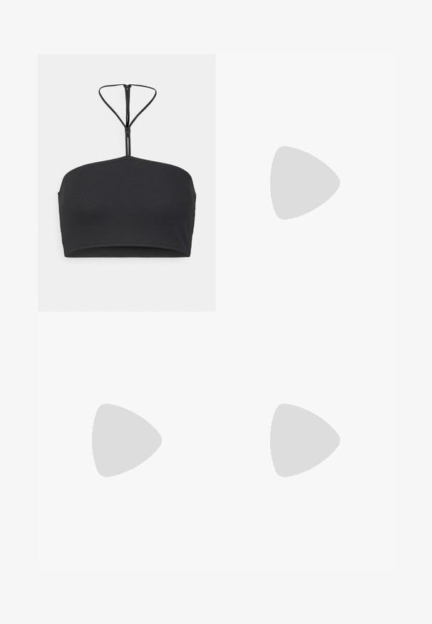 Calvin Klein Q-NOVA HALTER BANDEAU BRALETTE - Top - black; Schwarzer, ausgestellter Minirock aus weichem, dehnbarem Material mit einem elastischen Taillenbund für Komfort und einem glatten Saum. Keine zusätzlichen Muster oder Akzente.; Schwarze, pelzige Slipper-Sandalen mit einer weichen Textur, offener Zehenpartie und flacher schwarzer Sohle. Keine sichtbaren Beschläge oder Muster.; Goldene Halskette mit zwei miteinander verbundenen, kreisförmigen Anhängern an einer feinen Kette. Glatte Textur mit minimalistischer Gestaltung.