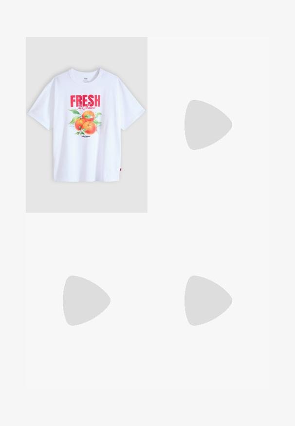 Witte T-shirt met korte mouwen en rode tekst "FRESH In Season" en een afbeelding van drie sinaasappels met groene bladeren op de voorkant.; Lichtblauwe denim rok met een elastische tailleband en een rij van zes knopen aan de voorkant. Knie-lang met een losse, vloeiende stijl.; Witte enkelboot gemaakt van glad leer met een spitse neus en een korte, taps toelopende hak. Beschikt over een minimalistisch ontwerp en een naadloos bovenwerk.; Zilveren ketting met acht kleine hartvormige hangers voorzien van ingewikkelde krulpatronen, plat liggend op een lichte achtergrond.