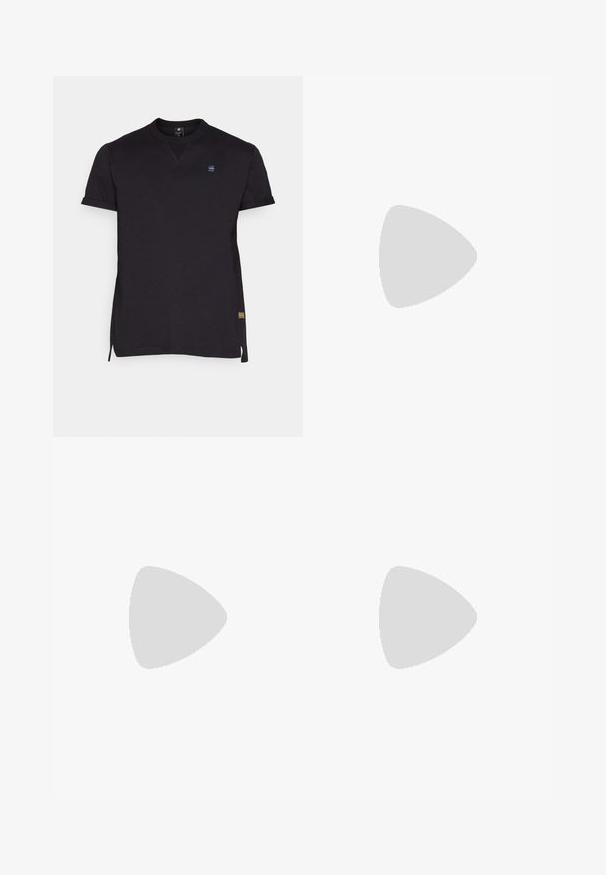 Μαύρη μπλούζα T-shirt με κοντά μανίκια, στρογγυλή λαιμόκοψη, πλευρικές σχισμές και μικρό λογότυπο στο στήθος. Κατασκευασμένη από απαλό ύφασμα με απλή σχεδίαση.; Μαύρες cargo βερμούδες από καμβά, με δύο πλαϊνές τσέπες, ρυθμιζόμενη μέση με κορδόνι και λεία υφή.; Μαύρο τζιν από τζιν ύφασμα με άνετη εφαρμογή, σε συνδυασμό με ναυτικά σουέτ αθλητικά παπούτσια με λευκές λαστιχένιες σόλες και μαύρα κορδόνια. Απλός και μοντέρνος σχεδιασμός.; Ασημένιο μεταλλικό ρολόι με πράσινο υφαντό καντράν, που διαθέτει λευκούς δείκτες ωρών και υποκαντράν. Αξεσουά ρολογιού πλεγμένο μαζί με το ρολόι.