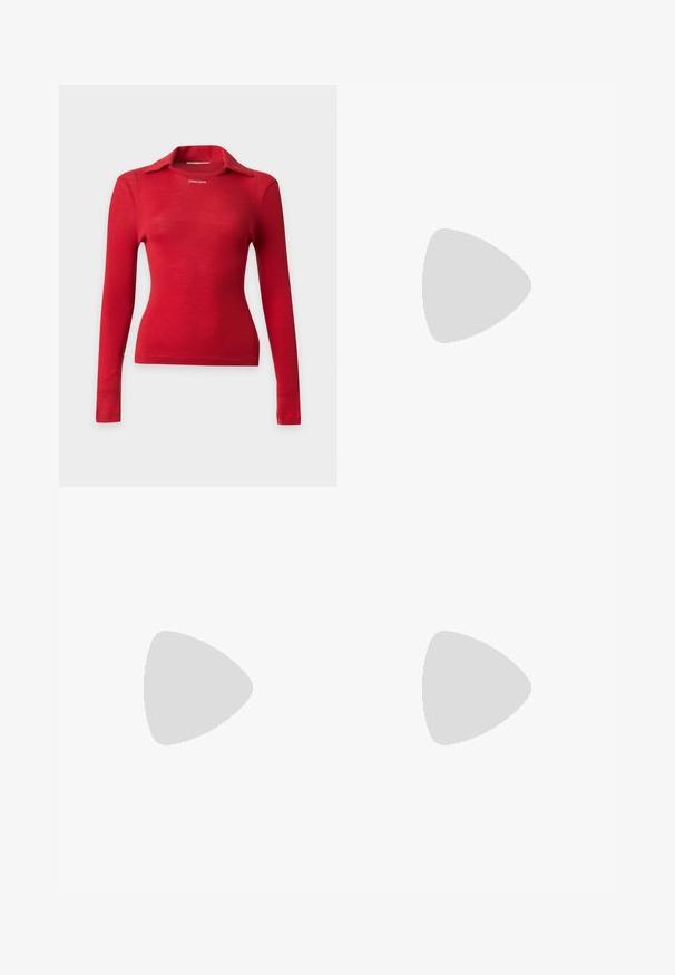 Rode langarmige geribbelde gebreide top met een kleine kraag en een aansluitende taille, met de tekst "STINE GOYA" nabij de halslijn.; Zwarte wijde jeans gemaakt van denim. Kenmerken zijn een hoge taille, twee frontzakken en een metalen knoopsluiting. Gelaagde afwerking met minimale vervaging.; Zwarte leren damesschoen met platte zool, puntige neus en lage hak, zijwaarts afgebeeld tegen een effen lichtgrijze achtergrond.; Kleine bordeauxrode leren clutch-portemonnee met zilverkleurige metalen sluiting en polsbandje op een witte achtergrond.