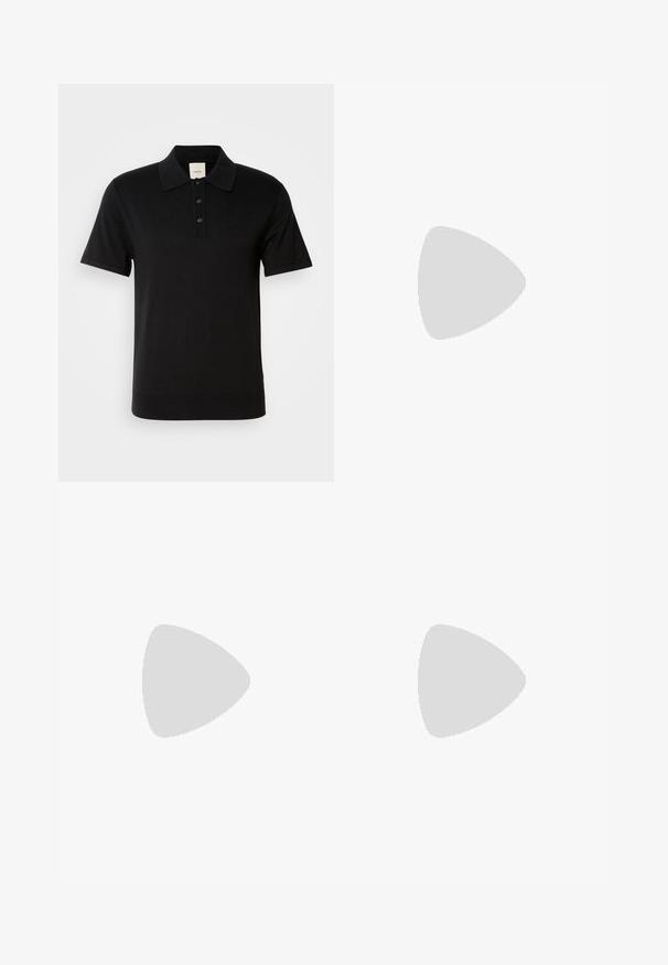 Zwarte polo met korte mouwen, drie knopen, geribde zoom, kraag en subtiel tonale "CK"-logo op de linkerborst.; Donkerblauwe op maat gemaakte broek met knoop- en ritsluiting aan de voorkant, riemlussen en zijzakken, getoond op een witte achtergrond.; Zwarte lederen loafer zweeft boven een beige tapijt naast een ronde, amberkleurige glazen tafel.; Zwarte tote bag met een gestructureerd oppervlak, twee handvaten aan de bovenkant en een afneembare schouderriem. Voorzien van een merkplaatje aan de voorkant.
