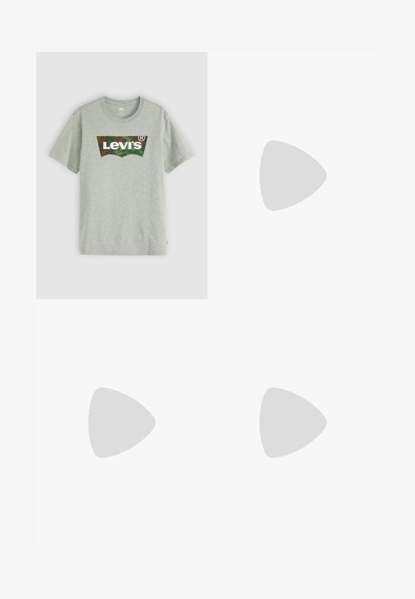 Lysegrå T-shirt med korte ærmer med et camouflage Levi's-logo i grønt og brunt hen over brystet på en ensfarvet hvid baggrund.; Lyseblå denimjeans med lige ben, fem-lommerstil og robust syning. Har lynlås og metalknap.; Hvide og grønne sneakers med glat læder og ruskindsmaterialer, der har en fremtrædende grøn logo-accents og hvide snørebånd. Grå bukser er delvist synlige.; Sort læderbælte med en sølvfarvet metalspænde, kontrasterende hvide syninger og en glat overflade. Indeholder flere justeringshuller.