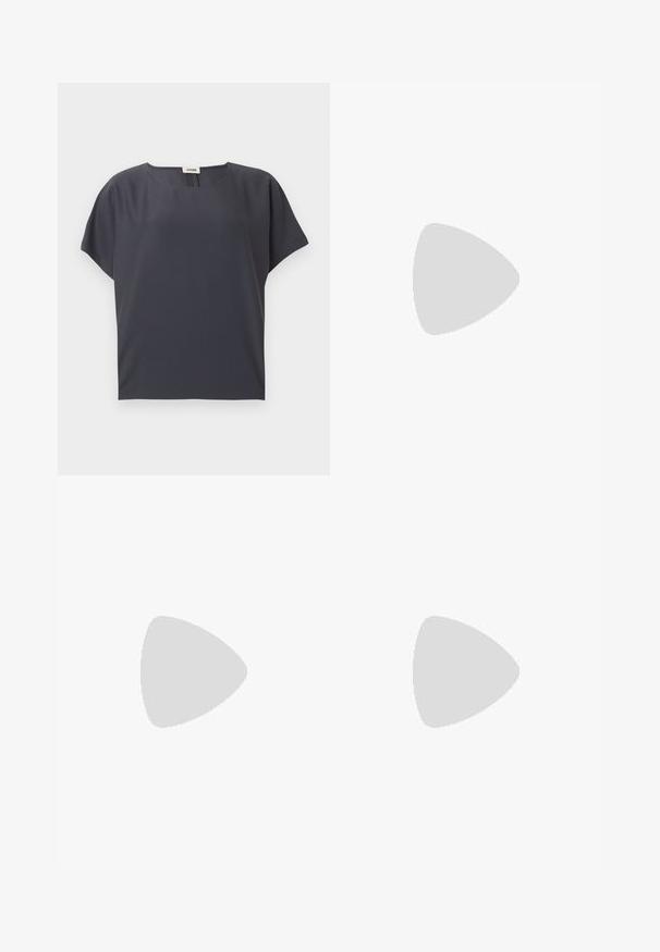 Donkergrijze blouse met korte mouwen, ronde halslijn en losse pasvorm, plat gelegd op een lichte achtergrond.; Navyblauwe denim broeken met wijde pijpen en een hoge taille, met voorplooien en gouden stikselaccenten, een gladde textuur en een knoopsluiting.; Zwarte leren pump met spitse neus en een slanke hak, gladde textuur en geen zichtbare versieringen. Schoon ontwerp met een minimalistische esthetiek.; Zwarte rechthoekige leren crossbodytas met verstelbare schouderriem, bovenrits en klein gouden Calvin Klein-logo aan de voorkant.