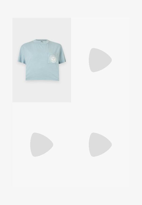 Lichtblauw cropped T-shirt met korte mouwen en een borstzakje met een witte zon en gezichtsgrafiek met de tekst "VOLCOM".; Grijze flared jeans van denim met een gladde textuur. Kenmerken zijn een knoopsluiting, riemlussen en voorzakken.; Zwarte canvas sneaker met een witte rubberen platformzool, voorzien van witte veters en stiksels, iconische branding op de zijkant, low-top ontwerp.; Roze, gevoerde handtas met een afgeronde vorm, gemaakt van glanzend materiaal. Beschikt over een geplooide handgreep en een ritssluiting voor veilige toegang.
