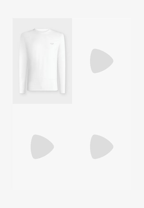 T-shirt blanc à manches longues avec col rond et petit logo "GUESS Los Angeles" au niveau de la poitrine gauche.; Pantalon bleu marine à jambes droites avec taille à cordon et tissu texturé, posé à plat sur un fond clair.; Chaussure habillée en cuir noir avec une texture lisse, bout pointu, design à lacets à six œillets et un petit talon rectangulaire. Détail de marque subtil sur le côté.; Ceinture en cuir noir avec une boucle rectangulaire argentée et une petite boucle argentée attachée, enroulée sur un fond blanc.