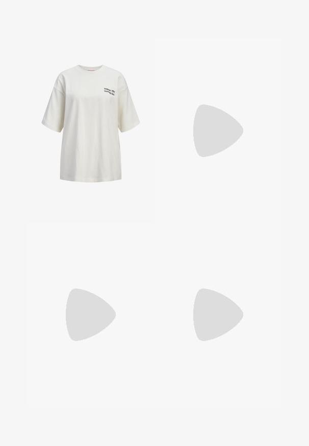 Camiseta blanca de manga corta oversize con cuello redondo y pequeño texto negro "THANK YOU" impreso tres veces en el pecho izquierdo.; Jeans de pierna ancha en denim gris con un acabado deslavado, diseño clásico de cinco bolsillos, cierre de botones y detalles de costuras en contraste.; Botas de cuero marrón hasta la rodilla con un diseño ligeramente caído, punta redonda y suela gruesa de goma negra texturizada. Presenta un parche con el logo.; Cinturón de cuero marrón con un diseño tejido e entrelazado, colocado plano sobre un fondo blanco.