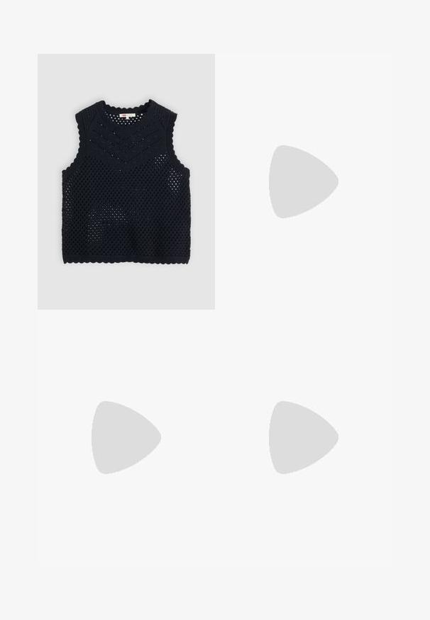 Sort strikket ærmeløs sweater vest med chevron- og mesh-mønstre, rund halsudskæring og scallopkanter.; Lilla wide-leg bukser lavet af blødt, strækbart stof. Har en høj talje og ingen synlig hardware eller mønstre.; Sort læder slingback sko med spids tå, tre sølvspænder på forsiden og lav lille hæl på hvid baggrund.; Sort plisseret læderhåndtaske med top håndtag og aftagelig skulderrem på en ensformet lys baggrund.