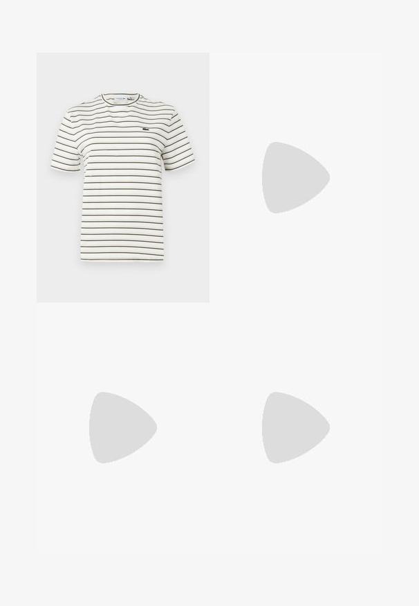 T-shirt rayé blanc avec de fines lignes vert olive. Il présente un col rond, des manches courtes et un petit logo Lacoste sur la poitrine.; Pantalons jogger bleu marine en tissu lisse et léger ; dotés d'une taille élastique avec cordon de serrage et de chevilles resserrées.; Botte en cuir noire mi-mollet avec un bout pointu et un talon bas incliné sur un fond clair uni.; Sac d'épaule noir avec sangle réglable, fermeture éclair et petit logo crocodile argenté au centre devant.