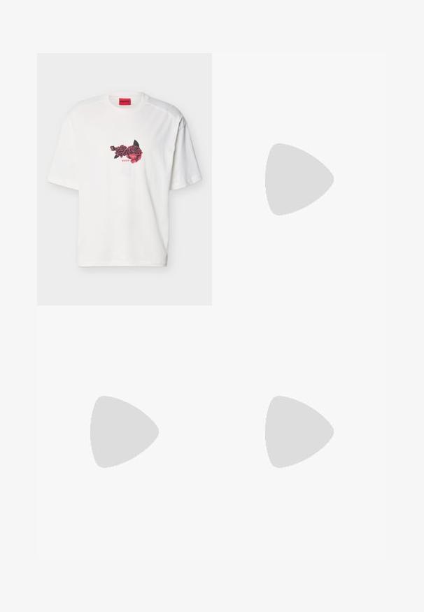Hvid T-shirt med korte ærmer med grafisk motiv af en rød og sort rose og rød "HUGO"-tekst på brystet under en rød mærkeindvendig etiket i kraven.; Mørkeblå vidde bukser i denim med knap foran, lynlåslukning og design med fem lommer vist mod en hvid baggrund.; Sorte læder loafers med en glat finish, der har en hævet frontpanel og en kontrasterende rød detalje på sålen. Flad gummisål.; Sort læderbælte med sølvspænde og røde syninger, rullet sammen på en ensartet lys baggrund.