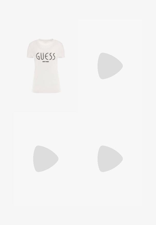 Hvid bomuld t-shirt med korte ærmer, prydet med et fremtrædende sort "GUESS" logo og "EST.1981" trykt nedenunder i sort tekst.; Mørkeblå bredbenede jeans med høj talje, der har knapdetaljer på siderne og en glat denimtekstur.; Sort patentlæder slingback hæl med spids tå, lille kitten hæl og sølvspænde på en ensartet hvid baggrund.; Sort faux læder taske med en buet silhuet, der har sølv hardwaredetaljer og et logo-plade. Justerbar rem til bæring.