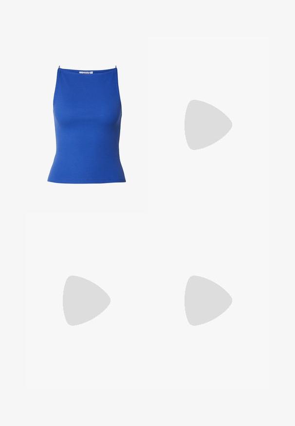Heldere blauwe geribde mouwloze tanktop met dunne bandjes en een aansluitende taille, getoond op een effen witte achtergrond.; Lange broek met wijde pijpen in effen lichtblauw, gemaakt van een zachte stof. Heeft een hoge taille met plooien, wat zorgt voor een op maat gemaakte, moderne uitstraling.; Enkele blauwe teenslipper met gestructureerde zool en Y-vormige band, zijaanzicht op een effen witte achtergrond.; Blauwe, halve ronde handtas van soepel leer met een enkele verstelbare schouderband en een minimalistisch ontwerp. Het oppervlak is glanzend met schone randen.