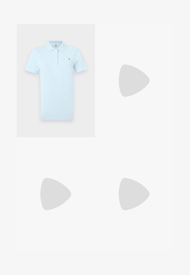 Lichtblauw poloshirt met korte mouwen, een kraag, vier witte knopen en een klein Tommy Hilfiger-logo op de borst.; Geruite mini-rok in olijfgroen en beige, met een rechte snit, een subtiele textuur en een klein logo-accent bij de tailleband.; Zwarte leren instappers met een ronde neus, decoratieve stiksels en een kleine gouden accent op de wreef. Platte rubberen zool, strak design.; Witte neplederen schoudertas met een lange schouderband, voorzien van een magnetische flap en een blauw, rood en wit logo-opdruk aan de voorkant.